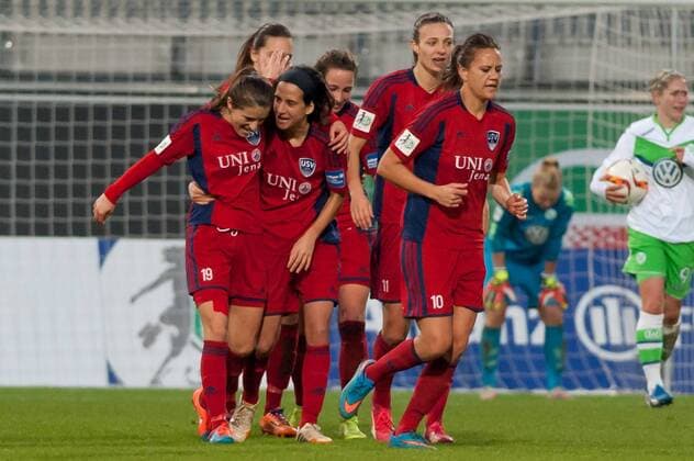 Die Spielerinnen des FF USV Jena mit Torjubel, Jubel, Freude über das Tor zum 0:2 durch Amber Hearn (FF USV Jena, 10, r.), Fussball, Allianz Frauen-Bundesliga, VfL Wolfsburg - FF USV Jena, xobx