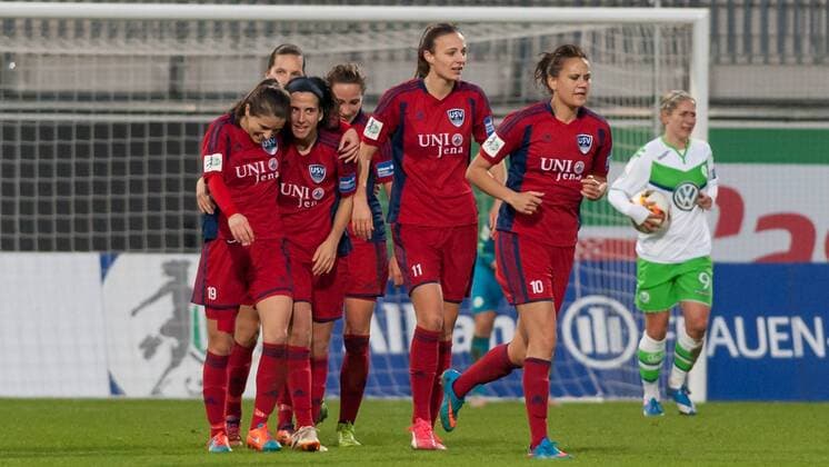 Die Spielerinnen des FF USV Jena mit Torjubel, Jubel, Freude über das Tor zum 0:2 durch Amber Hearn (FF USV Jena, 10, r.), Fussball, Allianz Frauen-Bundesliga, VfL Wolfsburg - FF USV Jena, xobx