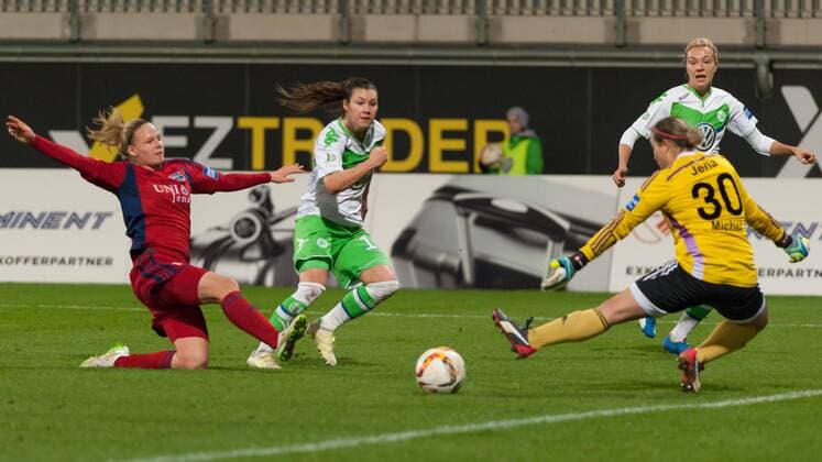v.li.: Annalena Breitenbach (FF USV Jena, 5) kann den beim Torschuss, schiesst auf das Tor von Ramona Bachmann (VfL Wolfsburg, 19) nicht verhindern, Torhüterin, Torwart Stenia Liane Michel (FF USV Jena, 30) kann nicht abwehren, Fussball, Allianz Frauen-Bundesliga, VfL Wolfsburg - FF USV Jena, xobx