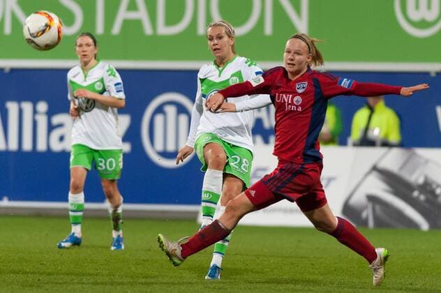 v.li.: Lena Goeßling (Gößling, Goessling, Gössling, VfL Wolfsburg, 28) im Zweikampf mit Annalena Breitenbach (FF USV Jena, 5), Fussball, Allianz Frauen-Bundesliga, VfL Wolfsburg - FF USV Jena, xobx