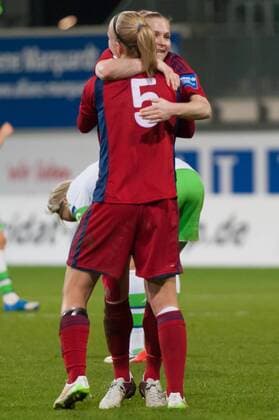 v.li.: Annalena Breitenbach (FF USV Jena, 5) und Claudia van den Heiligenberg (FF USV Jena, 22) freuen sich über den Sieg, Jubel über den Sieg nach dem Schlusspfiff, Fussball, Allianz Frauen-Bundesliga, VfL Wolfsburg - FF USV Jena, xobx