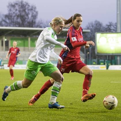 Fußball, Allianz Frauen Bundesliga, VfL Wolfsburg - FF USV Jena; v.l. Anna Blässe (Wolfsburg, 9) gegen Ivana Rudelic (Jena, 25). xtgx