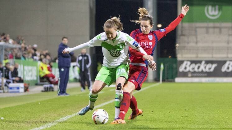 Fußball, Allianz Frauen Bundesliga, VfL Wolfsburg - FF USV Jena; v.l. Caroline Graham Hansen (Wolfsburg, 26) gegen Ivana Rudelic (Jena, 25) Zweikampf, Duell, duell, tackle, Tackling, Aktion, action. xtgx