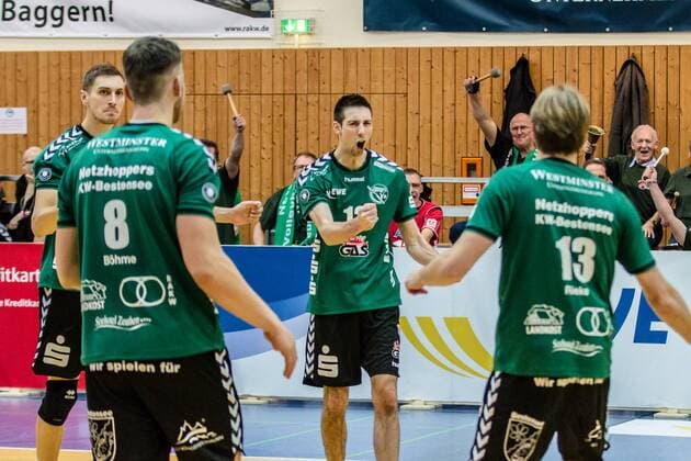 Jubel Netzhoppers v.l.n.r.: Sebastian Krause ( 9), MAtthias Böhme Boehme ( 8), Daniel Heinecke ( 12) und Manuel Rieke ( 13) GER, Königs Wusterhausen Bestensee, Volleyballl, 1. Bundesliga, Spieltag, Saison 2015 2016, Landkost-Arena, Netzhoppers KW - VSG Coburg Grub
