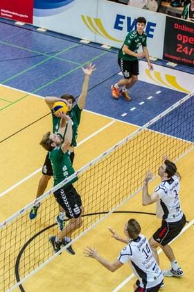 Zuspiel von Manuel Rieke (li Netzhoppers 13), Paul Sprung im Angriff (mi Netzhoppers 14) und Theo Tommermann (oben Netzhoppers 11) - Gäste im Block Timon Schippmann (VSG 14) und Dylan Davis (VSG 3) GER, Königs Wusterhausen Bestensee, Volleyballl, 1. Bundesliga, Spieltag, Saison 2015 2016, Landkost-Arena, Netzhoppers KW - VSG Coburg Grub