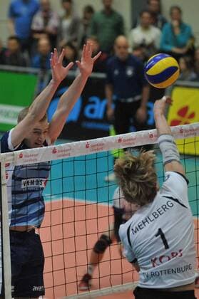 GER,VBL, SVG Lueneburg vs TV Rottenburg 19.12.2015, Gellersenhalle, Lueneburg, GER, VBL, SVG Lueneburg vs TV Rottenburg im Bild Jannik Poerner (Pörner Lueneburg 07) versucht sich gegen Dirk Mehlberg (Rottenburg 01) durchzusetzen nordphotoxWitke
