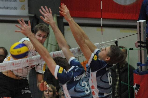 GER,VBL, SVG Lueneburg vs TV Rottenburg 19.12.2015, Gellersenhalle, Lueneburg, GER, VBL, SVG Lueneburg vs TV Rottenburg im Bild Scott Michael Kevorken (Lueneburg 03) und Adam Kocian (Lueneburg 06) versuchen sich gegen Tom Strohbach (Rottenburg 10) durchzusetzen nordphotoxWitke