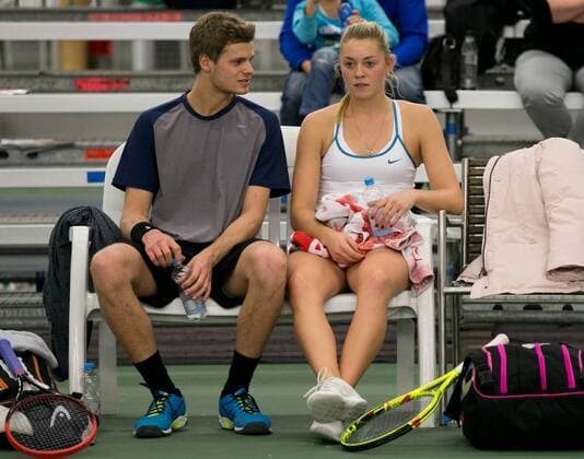 Carina Witthoeft und Yannick Hanfmann sitzen auf der Bank waehrend der Spielpause,Mixed, Deutsche Meisterschaft in Biberach an der Riß, 44. Deutschen Hallenmeisterschaften 2015 Tennis - Deutsche Meisterschaft 2015 - Deutsche Meisterschaft - - Biberach an der Riss - Baden-Wuerttemberg - Germany - 20 December 2015.