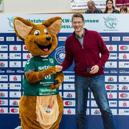MVP mit Netzhoppers Maskottchen Netzino (li) und Rene Hecht (re) GER, Königs Wusterhausen Bestensee, Volleyballl, 1. Bundesliga, Spieltag, Saison 2015 2016, Landkost-Arena, Netzhoppers KW - VSG Coburg Grub