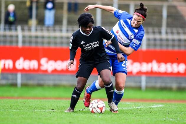 v.l. Christabel Oduro (Herforder SV) - Rahel Kiwic (MSV Duisburg) Zweikampf, Duell, duel, tackle, Aktion, Action Herforder SV (schwarz) - MSV Duisburg. xygx