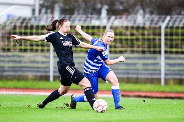 v.l. Giustina Ronzetti (Herforder SV) - Alice Hellfeier (MSV Duisburg) Zweikampf, Duell, duel, tackle, Aktion, Action Herforder SV (schwarz) - MSV Duisburg. xygx