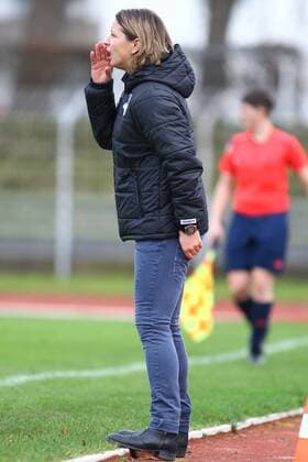 Inka Grings (MSV Duisburg) gibt Anweisungen, gestikuliert, mit den Armen gestikulieren, gives instructions, gesticulate Herforder SV (schwarz) - MSV Duisburg. xygx