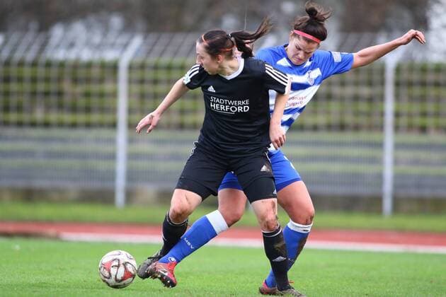 v.l. Giustina Ronzetti (Herforder SV) - Rahel Kiwic (MSV Duisburg) Zweikampf, Duell, duel, tackle, Aktion, Action Herforder SV (schwarz) - MSV Duisburg. xygx