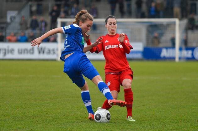 Bild zeigt: Viktoria Schwalm (Turbine Potsdam) im Zweikampf mit Viktoria Schnaderbeck (FC Bayern Muenchen, Viki Schnaderbeck) Potsdam, Deutschland, 20.12.2015 - Fussball, Allianz-Frauen-Bundesliga, Turbine Potsdam - FC Bayern München, Fussball, Allianz-Frauen-Bundesliga, Turbine Potsdam - FC Bayern München, xklx