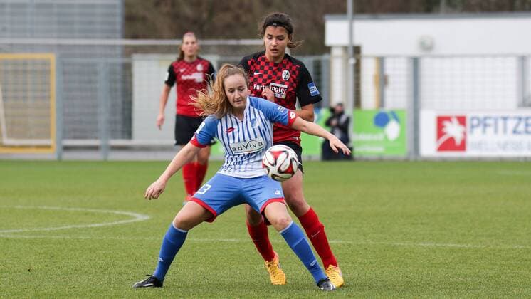 v.li.: Fabienne Dongus (Hoffenheim, 33) schirmt den Ball vor Cinzia Zehnder (Freiburg, 14) ab, Zweikampf, Duell, duel, tackle, Dynamik, Action, Aktion, Fussball, Allianz Frauen-Bundesliga, TSG 1899 Hoffenheim - SC Freiburg, xozx