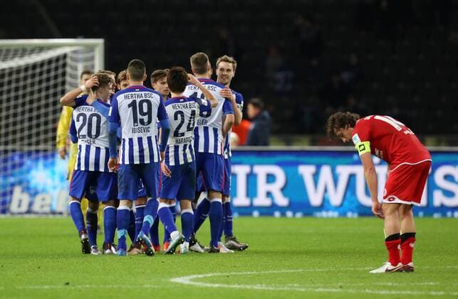 Herthamannschaftsjubel nach Spielende, re. Julian Baumgartlinger enttäuscht Fußball Fussball DFL Bundesliga Herren Saison 2015 2016 20.12.2015 Hertha BSC Berlin vs. FSV Mainz 05