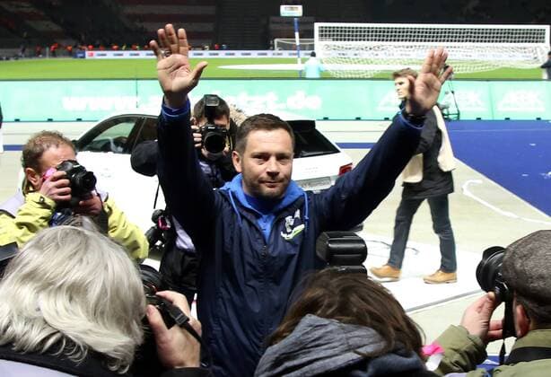 Trainer Pal Dardai feiert in der Fankurve Fußball Fussball DFL Bundesliga Herren Saison 2015 2016 20.12.2015 Hertha BSC Berlin vs. FSV Mainz 05