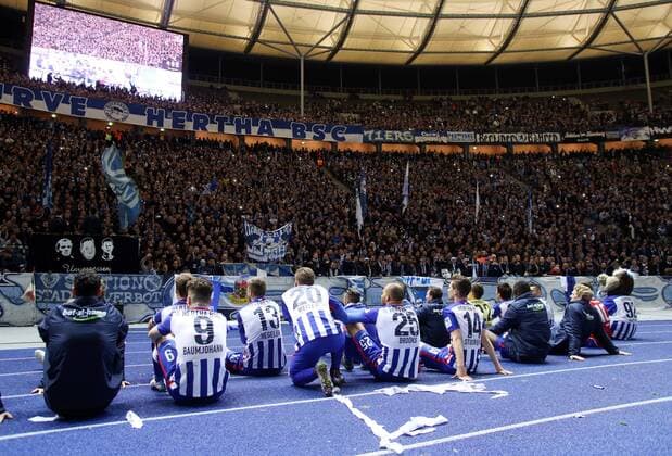 Herthamannschaft lässt sich in der Fankurve Ostkurve feiern Freude Emotion jubelnd Jubel nach Spielende Fußball Fussball DFL Bundesliga Herren Saison 2015 2016 20.12.2015 Hertha BSC Berlin vs. FSV Mainz 05
