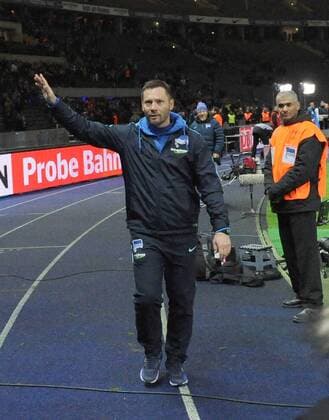 Fussball, Herren, 1. Bundesliga, Saison 2015 16 (17. Spieltag), Hertha BSC - 1. FSV Mainz 05, Trainer Pal Dardai (Hertha BSC) eilt vom TV-Interview herbei, als die Fans in der Ostkurve ihn rufen, Jubel nach dem Abpfiff, 22.12. 2015,