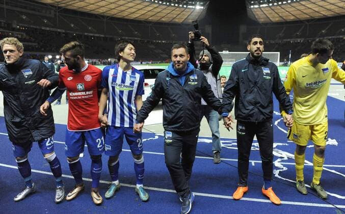 Fussball, Herren, 1. Bundesliga, Saison 2015 16 (17. Spieltag), Hertha BSC - 1. FSV Mainz 05, v. l. Jens Hegeler (Hertha BSC), Marvin Plattenhardt (Hertha BSC), Genki Haraguchi (Hertha BSC), Trainer Pal Dardai (Hertha BSC), Tolga Cigerci (Hertha BSC), Torwart Rune Jarstein (Hertha BSC), Jubel nach dem Abpfiff, 22.12. 2015,