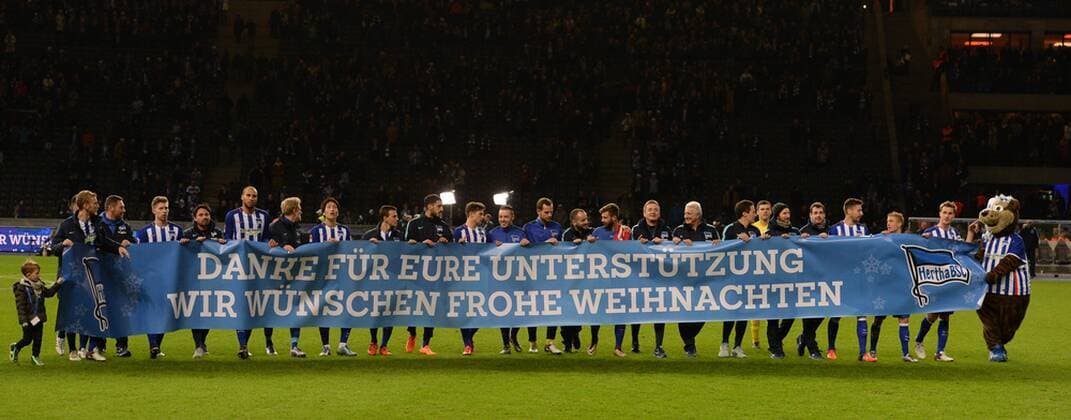 Fussball, Herren, 1. Bundesliga, Saison 2015 16 (17. Spieltag), Hertha BSC - 1. FSV Mainz 05, Spieler von Hertha danken den Fans für die Unterstützung und wünschen Frohe Weihnachten, 22.12. 2015,