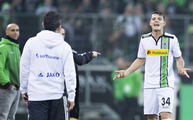 Mönchengladbach, 20.12.2015, Borussia Park Granit Xhaka (BMG) sieht für Aktion gegen Peter Niemeyer (Darmstadt) die rote Karte und legt sich mit Trainer Dirk Schuster (Darmstadt) an VfL Borussia Mönchengladbach - SV Darmstadt 98 mm