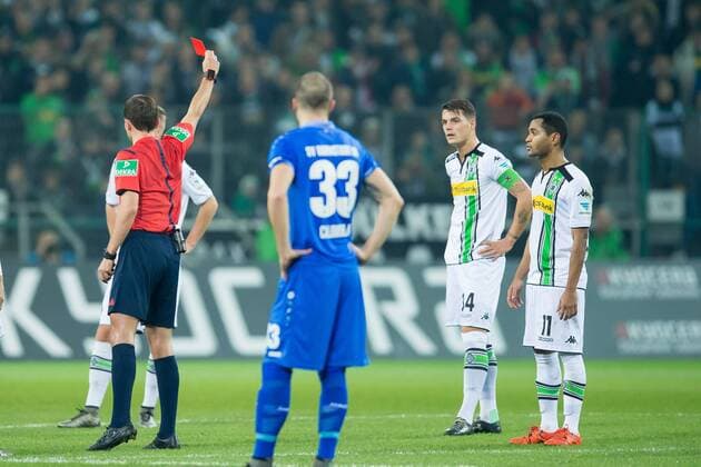 Sonntag 20.12.2015, 1. Bundesliga, Saison 2015 2016, 17. Spieltag in Moenchengladbach, Borussia Moenchengladbach - SV Darmstadt 98, Schiedsrichter Benjamin Brand zeigt Granit Xhaka (Gladbach) die rote karte DeFodi001
