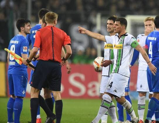 Borussia Mönchengladbach - Darmstadt 98 20.12.2015. Rotsünder Granit Xhaka (vorne links) beschwert sich beim Linienrichter nach seinem Platzverweis. Dahinter: Lars Stindl (BMG). Li: 8=Jerome Gondorf (Darmstadt). Daneben Linienrichter Robert Schröder. HM