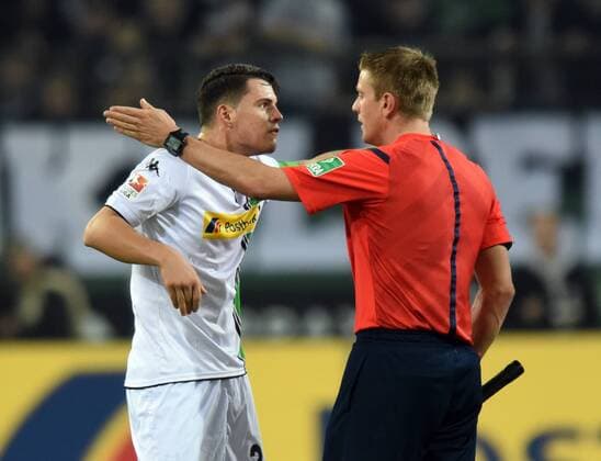 Borussia Mönchengladbach - Darmstadt 98 20.12.2015. Rotsünder Granit Xhaka (BMG) beschwert sich beim Linienrichter Robert Schröder nach seinem Platzverweis. HM