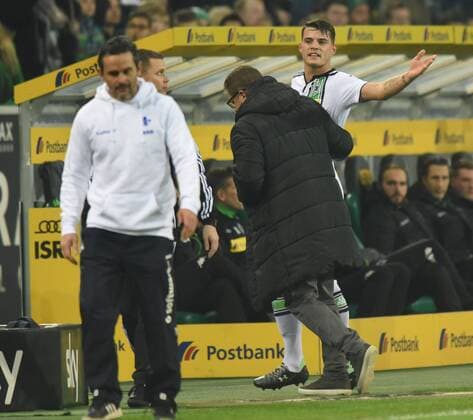 Borussia Mönchengladbach - Darmstadt 98 20.12.2015. Manager Max Eberl muß den erbosten Granit Xhaka (beide MG) nach seinem Platzverweis aus dem Stadion führen. Im Vordergrund links Trainer Dirk Schuster (Darmstadt). HM