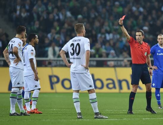 20.12.2015, Fussball, Saison 2015 2016, 1. Bundesliga, 17. Spieltag, Borussia Mönchengladbach - SV Darmstadt 98, Schiedsrichter Benjamin Brand zeigt Granit Xhaka (Borussia Moenchengladbach), ganz links, die Rote Karte