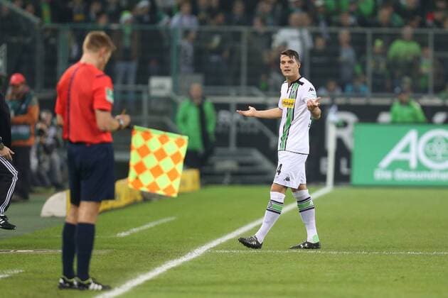 Moenchengladbach Granit Xhaka ( 34, Borussia Moenchengladbach) beschwert sich nach seiner roten Karte beim Schiedsrichter-Assistenten, Borussia Moenchengladbach - SV Darmstadt 98, Fussball, 1. Bundesliga, 20.12.2015, Copyright: Deutzmann Eibner-Pressefoto EP_CDN