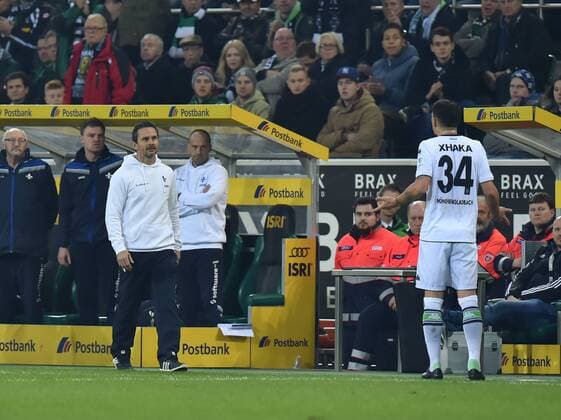 20.12.2015, Fussball, Saison 2015 2016, 1. Bundesliga, 17. Spieltag, Borussia Mönchengladbach - SV Darmstadt 98, Granit Xhaka (Borussia Moenchengladbach), rechts diskutiert nach seiner Roten Karte mit Trainer Dirk Schuster (SV Darmstadt 98)