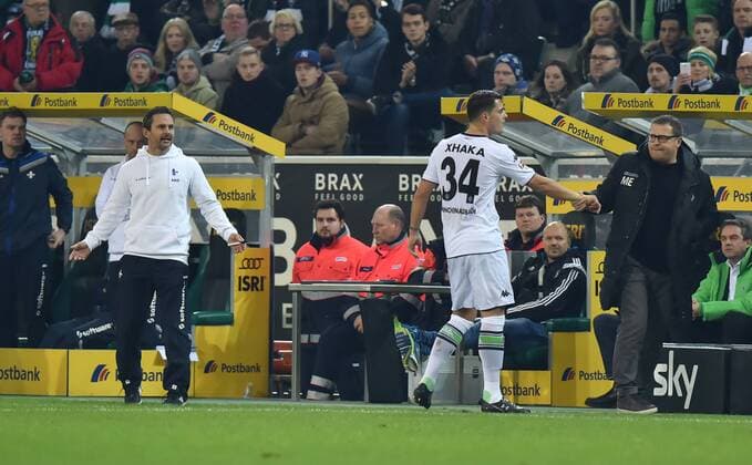 20.12.2015, Fussball, Saison 2015 2016, 1. Bundesliga, 17. Spieltag, Borussia Mönchengladbach - SV Darmstadt 98, Rote Karte für Granit Xhaka (Borussia Moenchengladbach), v.re., Manager Max Eberl (Borussia Moenchengladbach), Granit Xhaka (Borussia Moenchengladbach), Trainer Dirk Schuster (SV Darmstadt 98)