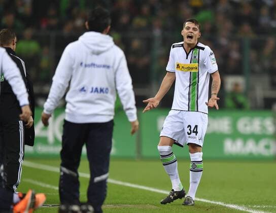 Themen der Woche - Sport Bilder des Tages - SPORT 20.12.2015, Fussball, Saison 2015 2016, 1. Bundesliga, 17. Spieltag, Borussia Mönchengladbach - SV Darmstadt 98, Granit Xhaka (Borussia Moenchengladbach), re., diskutiert nach seiner Roten Karte mit Trainer Dirk Schuster (SV Darmstadt 98)