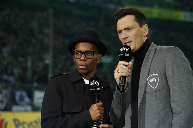 Fussball, Mönchengladbach, Deutschland , 1. Bundesliga ,17. Spieltag, Borussia Mönchengladbach - SV Darmstadt 3-2 im Borussia-Park in Mönchengladbach am 20. 12. 2015 Ibrahima TRAORE (MG) beim Interview mit SKY-Reporter Sebastian HELLMANN re.-