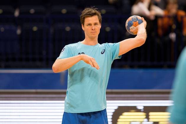 Hamburg Hans Lindberg (Nr. 18, HSV Hamburg Handball) vor dem Spiel beim Aufwaermen. HSV Handball vs SC Magdeburg, Handball, 1. Liga, 20.12.15 , Copyright: KOENIG Eibner-Pressefoto EP_FKG