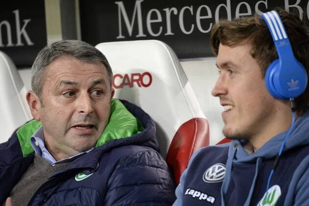Sportdirektor Geschäftsführer Manager Klaus Allofs VfL Wolfsburg (links) im Gespräch mit Max Kruse VfL Wolfsburg (rechts) vor dem Spiel auf der Bank VfB Stuttgart vs VfL Wolfsburg WOB 19.12.2015 VfB Stuttgart vs VfL Wolfsburg WOB