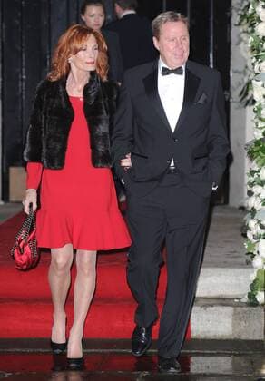 Fußball, Harry Redknapp verletzt Ehefrau mit Geländewagen English football manager Harry Redknapp and his wife, Sandra Harris leaving Frank Lampard and Christine Bleakley s wedding ceremony at St Paul s Church, in London. DECEMBER 20th 2015  LTNx153728 English Football Manager Harry Redknapp and His wife Sandra Harris leaving Frank Lampard and Christine Bleakley S Wedding Ceremony AT St Paul S Church in London December 20th 2015  LTNx153728