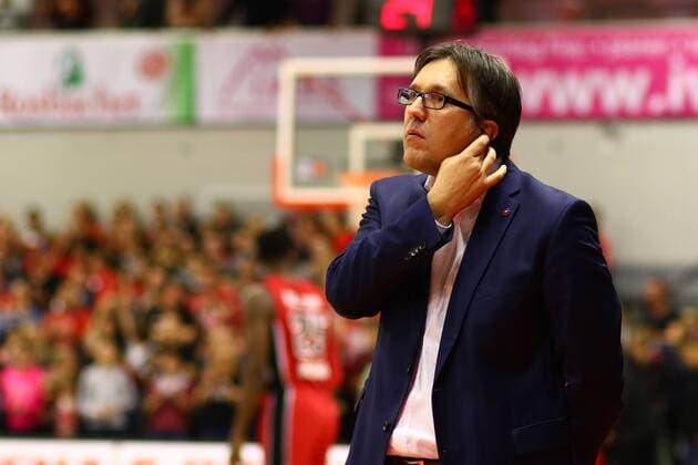 Giessen Trainer Silvano Poropat (Mitteldeutscher BC) schaut nachdenklich Giessen 46ers vs Mitteldeutscher BC --- Basketball --- Beko BBL --- 22.12.2015 Copyright: Weissx Eibner-Pressefoto EP_rws