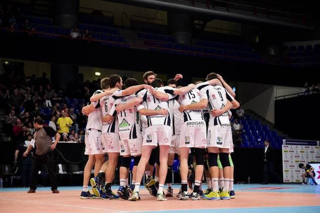 Volleyball, Tours VB gewinnt Supercup in Frankreich Spieler von Tours freuen sich - Volleyball Frankreich, Supercoupe 2015 der Herren, Tours VB vs. Paris Volley - 22 12 2015 JBAutissier Panoramic 