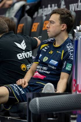 Kiel Patrick Groetzki (Nr. 24, Rhein-Neckar-Loewen) sitzt nach seiner verletzung auf der Bank. THW Kiel vs Rhein-Neckar Loewen, Handball, 1. Liga, 23.12.15 Copyright: Koenigx Eibner-Pressefoto EP_fkg
