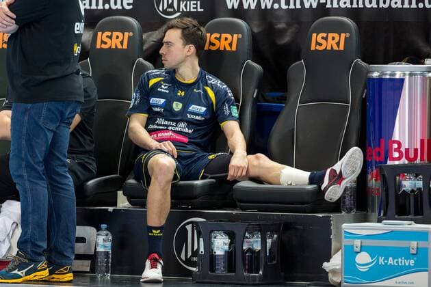 Kiel Patrick Groetzki (Nr. 24, Rhein-Neckar-Loewen) sitzt nach seiner verletzung auf der Bank. THW Kiel vs Rhein-Neckar Loewen, Handball, 1. Liga, 23.12.15 Copyright: Koenigx Eibner-Pressefoto EP_fkg
