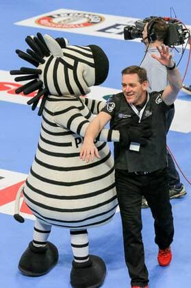 Bilder des Tages - SPORT Kiel, Sparkassen Arena, DKB Handball, 1. Bundesliga , Saison 2015 2016, THW Kiel - Rhein Neckar Löwen, Schlussjubel des THW, Alfred Gislason(THW)