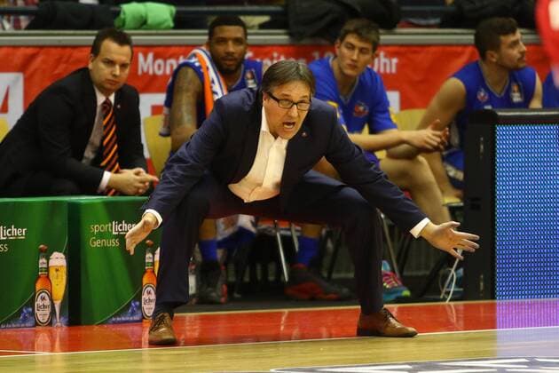 Giessen Trainer Silvano Poropat (Mitteldeutscher BC) gibt energisch Anweisungen Giessen 46ers vs Mitteldeutscher BC --- Basketball --- Beko BBL --- 22.12.2015 Copyright: Weiss Eibner-Pressefoto EP_RWS