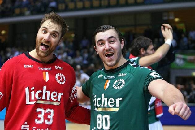 26.12.2015, xovx, Handball HBL, HSG Wetzlar - TuS N-Luebbecke, emspor, Jubel bei den Spielern der HSG Wetzlar nach dem 33:24 Sieg gegen N-Luebbecke, v.l. Andreas Wolff (HSG Wetzlar), Jannik Kohlbacher (HSG Wetzlar), Freisteller.