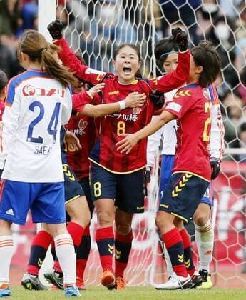 Themen der Woche - SPORT Bilder des Tages - SPORT Fairytale finish as Sawa scores winning goal in last match of career INAC Kobe Leonessa s Homare Sawa (8) celebrates after scoring the winning goal during the second half of the Emperor s Cup final against Albirex Niigata Ladies at Todoroki Stadium in Kawasaki, south of Tokyo, on Dec. 27, 2015. Sawa, former Women s World Player of the Year, announced earlier in the month she would retire at the end of the season. 