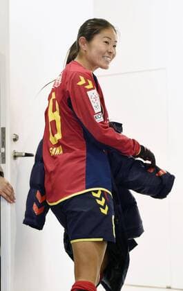 Fairytale finish as Sawa scores winning goal in last match of career INAC Kobe Leonessa s Homare Sawa leaves a news conference at Todoriki Stadium in Kawasaki, south of Tokyo, on Dec. 27, 2015, after her team beat Albirex Niigata Ladies 1-0 in the Emperor s Cup final. Sawa, former Women s World Player of the Year, announced earlier in the month she would retire at the end of the season. 