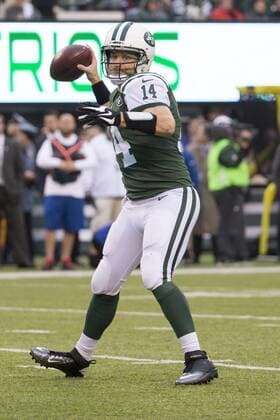 December 27, 2015, New York Jets quarterback Ryan Fitzpatrick (14) throws a pass during the NFL American Football Herren USA game between the New England Patriots and the New York Jets at MetLife Stadium in East Rutherford, New Jersey. NFL 2015: Patriots vs Jets DEC 27 - ZUMAc04_
