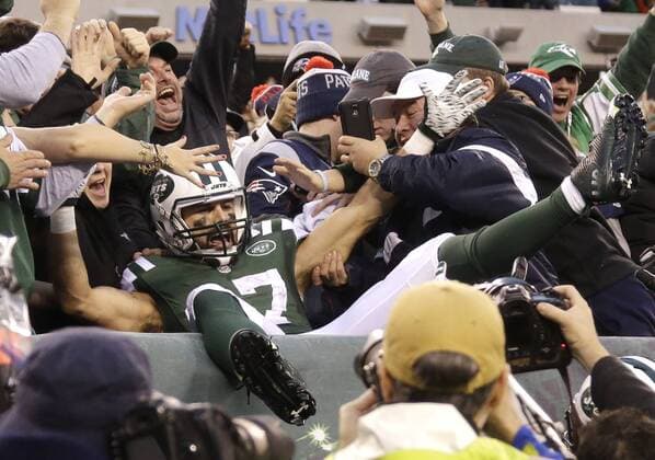 Bilder des Tages - SPORT New York Jets Eric Decker leaps into the seats and celebrates with the fans after catching a 6 yard game-winning touchdown pass in overtime against the New England Patriots at MetLife Stadium in East Rutherford, New Jersey on December 27, 2015. The Jets defeated the Patriots 26-20.  NYP20151227104 JOHNxANGELILLO